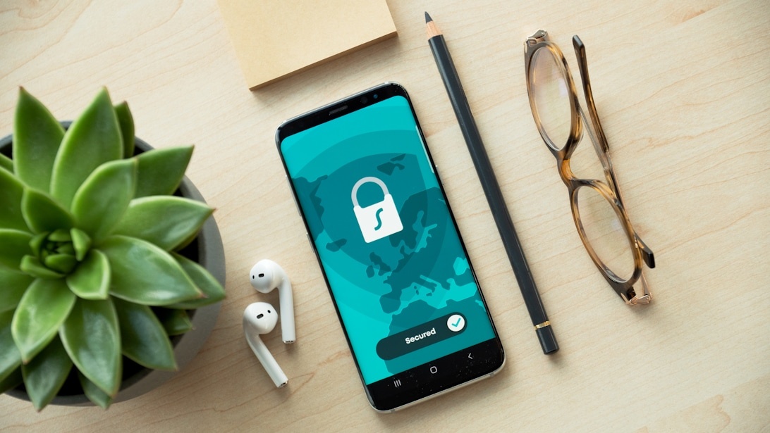 En digital sköld som lyser framför kod, symboliserar proaktivt skydd mot cyberhot.
